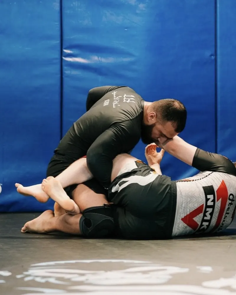 Kaksi treenaajaa no-gi-painissa TK Sportsin salilla